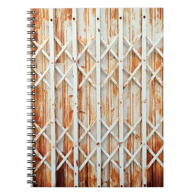 Gamla dörrpaneler i järn är tillförlitliga. abstra anteckningsbok (Framsidan)