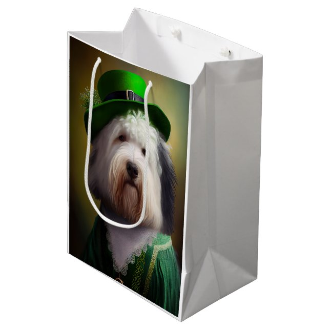 Gamla engelska Sheepdog i St. Patrick Dress (Framsidan Vinklad)