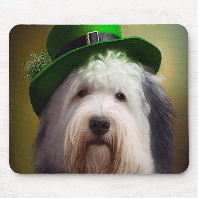 Gamla engelska Sheepdog i St. Patrick Dress Musmatta (Framsidan)