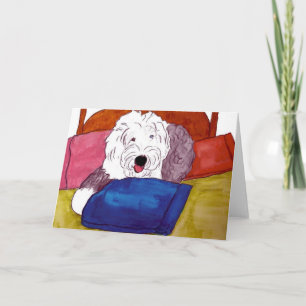 Gamla engelska Sheepdog på sängen Kort