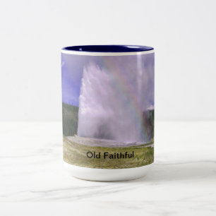 Gamla Faithful in Yellowstone nationalpark Två-Tonad Mugg