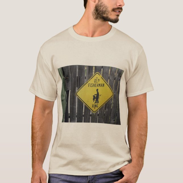 Gamla Fiskare som korsar designad herrtröja T Shirt (Framsida)