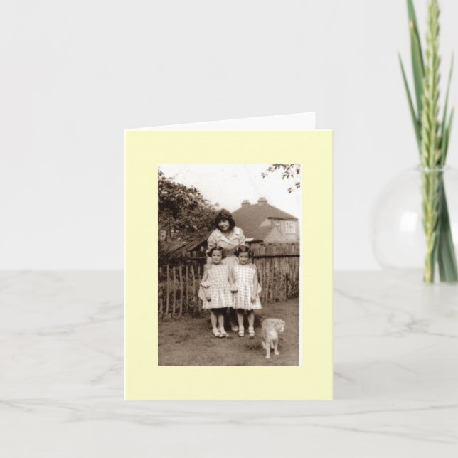 Gamla fotosöta identiska tvillingflickor med katt kort (Framsida)