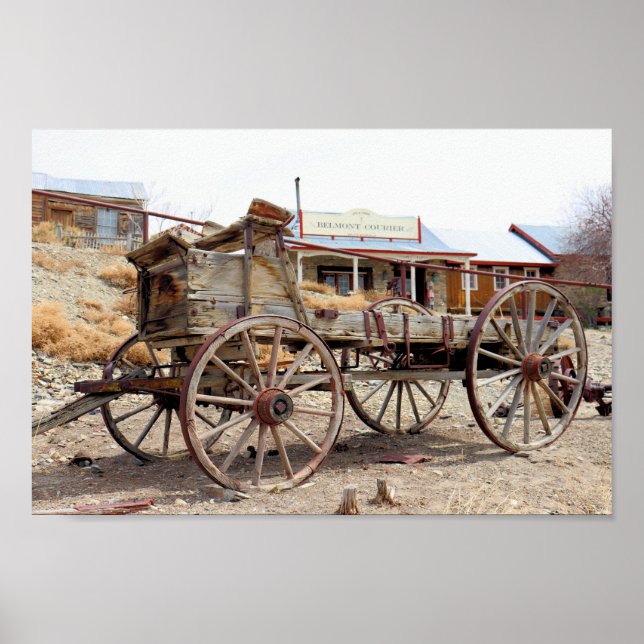 Gamla godsvagnar i Belmont Ghost Town, Central Nev Poster (Framsidan)