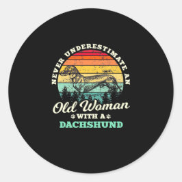 Gamla kvinnor med doachshund runt klistermärke