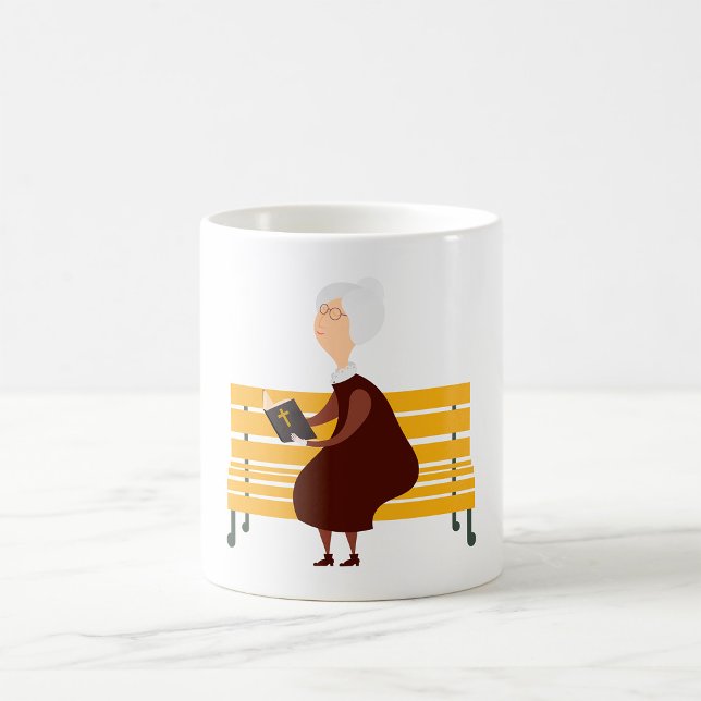 Gamla kvinnor som läser bibeln kaffemugg (Skapare uppladdad)