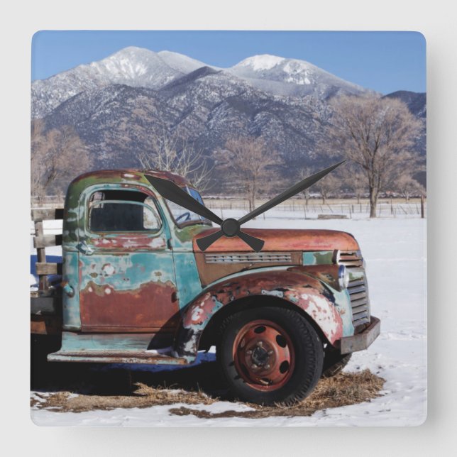 Gamla lastbil sitta i fält fyrkantig klocka (Framsida)