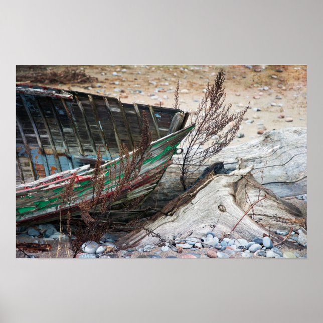 Gamla målade Wood Boat övergivna på Beach Poster (Framsidan)
