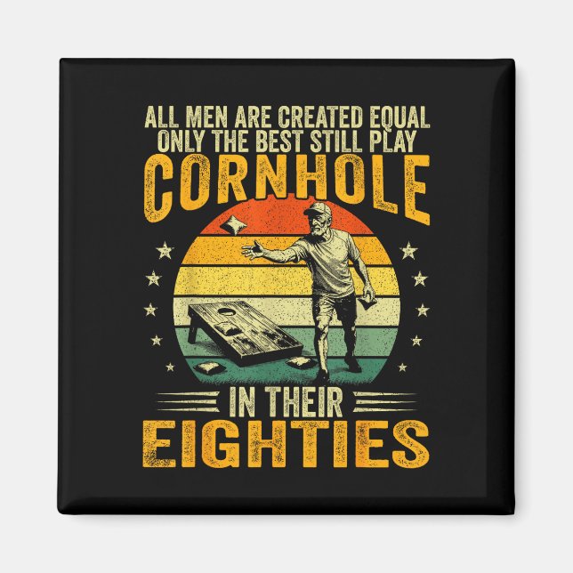 Gamla män spelar cornhole på 80-talet rolig bean b magnet (Framsidan)
