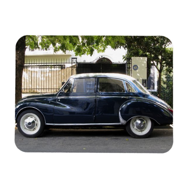 Gamla men mycket väl bevarade Audi-bilen. Magnet (Horisontell)