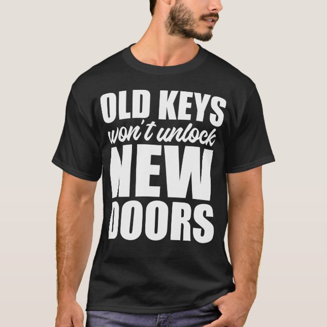 Gamla nycklar låser inte upp nya dörrar t shirt (Framsida)