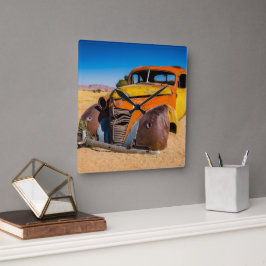 Gamla och övergivna bilar i Solitaire, Namibia Fyrkantig Klocka