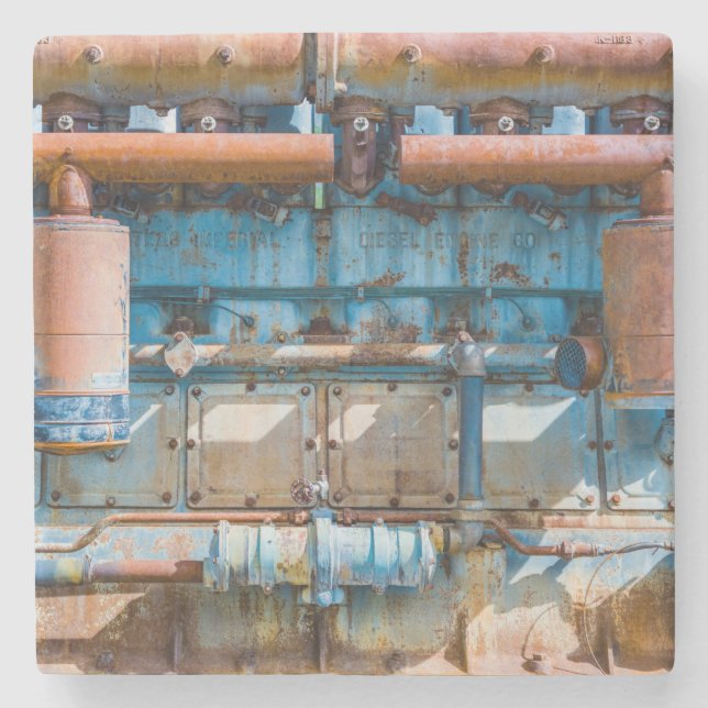 Gamla och rostiga Atlas Imperial diesel-motorer i  Stenunderlägg (Framsidan)