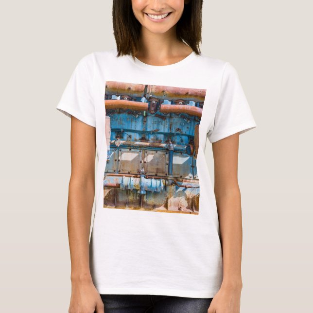 Gamla och rostiga Atlas Imperial diesel-motorer i  T Shirt (Framsida)