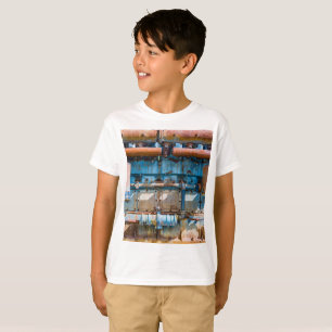 Gamla och rostiga Atlas Imperial diesel-motorer i T Shirt