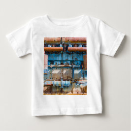 Gamla och rostiga Atlas Imperial diesel-motorer i T Shirt
