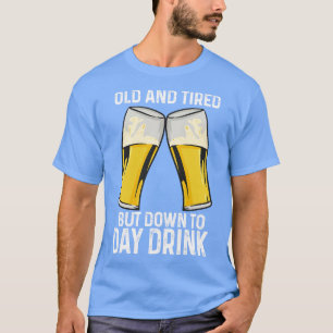 Gamla och trötta men drick ner till dagen t shirt