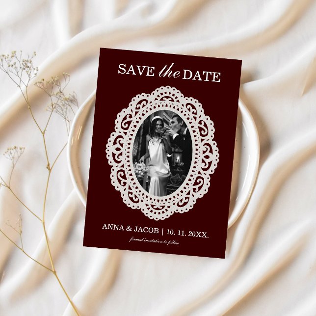 Gamla Pengar Burgundy Foto Retro Spets Spara Datum Inbjudningar (Burgundy Old Money Aesthetic Save the Date Photo with Paper Lace)