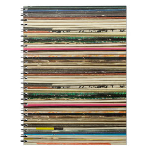 Gamla posterkartonger staplade i pilerecord, vi anteckningsbok