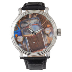 Gamla rostig lastbil på en gård armbandsur