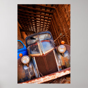 Gamla rostig lastbil på en gård poster