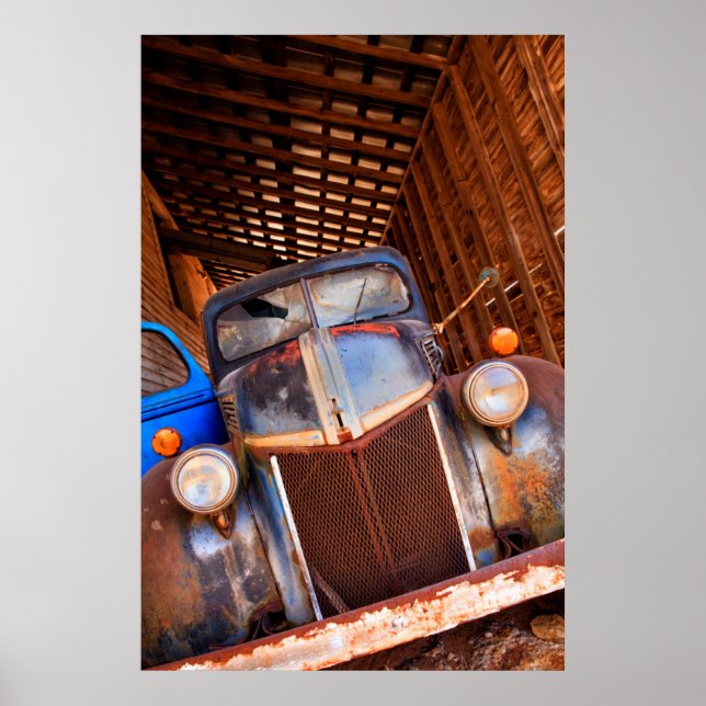 Gamla rostig lastbil på en gård poster (Framsidan)