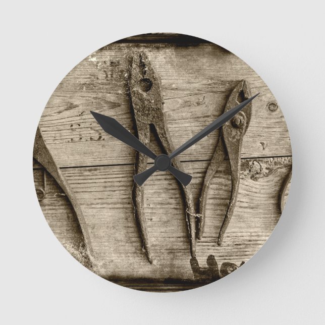 Gamla rostiga verktyg. rund klocka (Framsida)