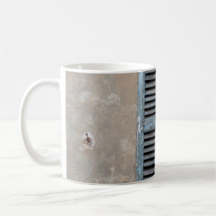 Gamla ruinerade träfönster från gamla husdjur,anti kaffemugg