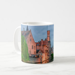 Gamla staden Belfry torn på natten i Brygge Kaffemugg