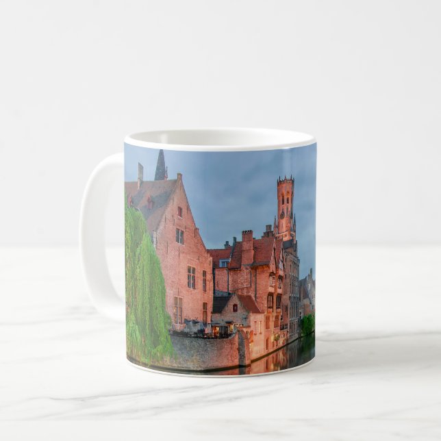 Gamla staden Belfry torn på natten i Brygge Kaffemugg (Framsida vänster)