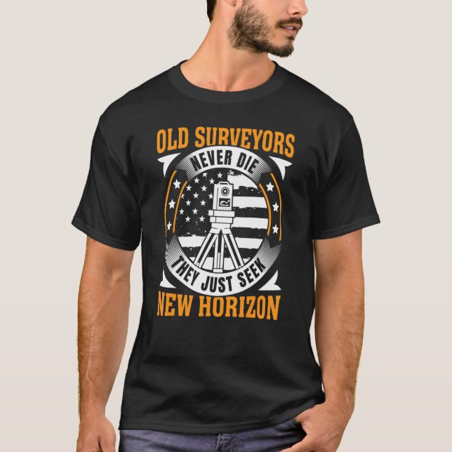 Gamla surveyor dör aldrig amerikanska Flagga T Shirt (Framsida)
