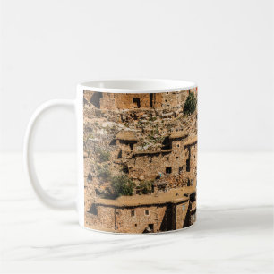 Gamla traditionella lokala byar på landsbygden i kaffemugg