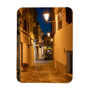 Gamla, upplysta smala gatan i Mahon-Menorca Magnet