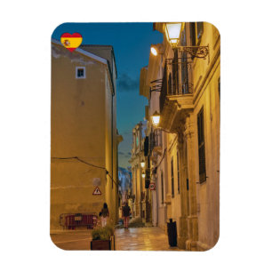 Gamla, upplysta smala gatan i Mahon-Menorca Magnet