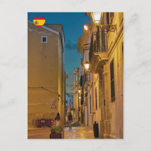 Gamla, upplysta smala gatan i Mahon-Menorca Vykort