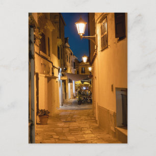 Gamla, upplysta smala gatan i Mahon-Menorca Vykort
