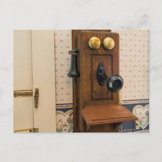 Gamla vintagens väggtelefon. vykort
