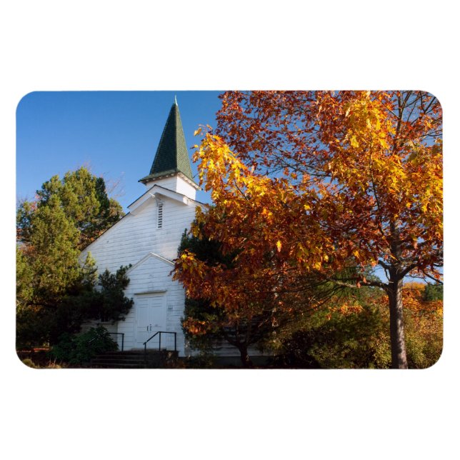 Gamla vita kyrkan på hösten magnet (Horisontell)