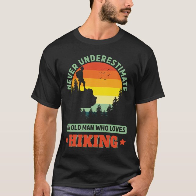 Gamle man som kärlekar Hiking Hiker utomhus T Shirt (Framsida)
