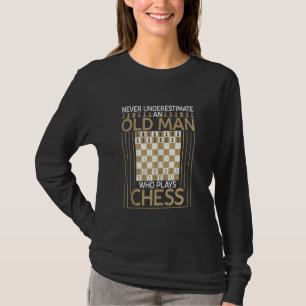 Gamle man som spelar schack Chess-schack-uppsättni T Shirt