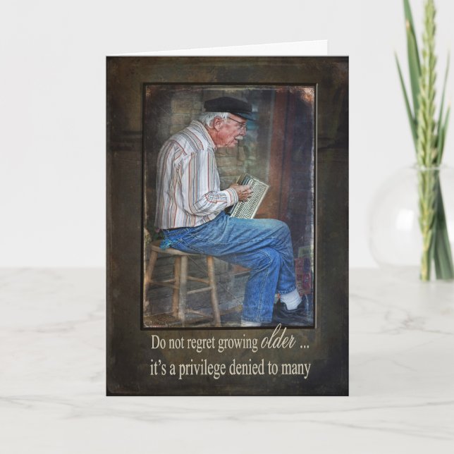 Gamle man spelar en akcordion kort (Framsida)