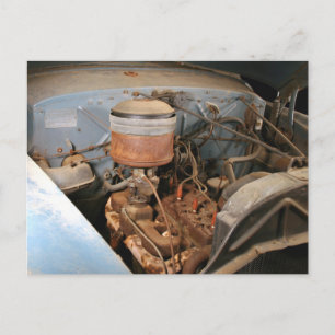 Gammal 6-cylindermotor i en Kaiser Frazer Vykort