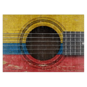 Gammal akustisk gitarr med colombiansk flagga