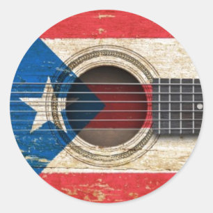 Gammal akustisk gitarr med den Puerto Rico flagga Runt Klistermärke