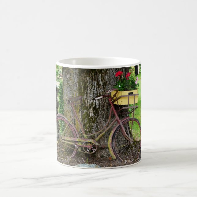 Gammal antik cykel med blommabasketen kaffemugg (Center)