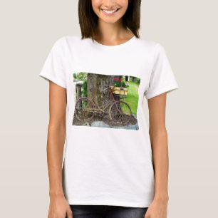 Gammal antik cykel med blommabasketen t-shirt
