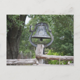 Gammal bell på ett staket vykort