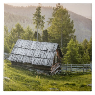 Gammal bergsskåp i sommartid kakelplatta