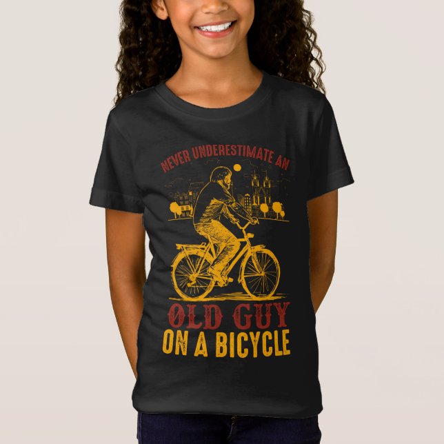 Gammal Biker | Cykel | Underskattar aldrig T Shirt (Framsida)