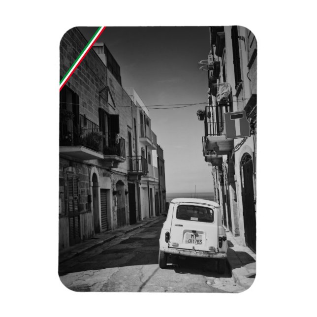 Gammal bil på en gata i Italien med hav Magnet (Vertikal)